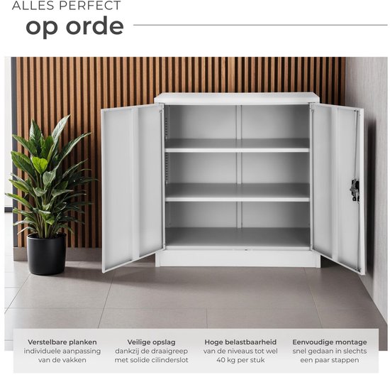 Witte metalen archiefkast met open deuren, lege schappen, naast plant en houten wand. Tekst: 'Alles perfect op orde'.