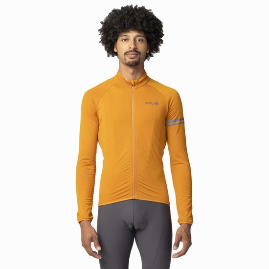 Man met oranje lange mouwen fietsshirt met rits en AGU logo op borst. Grijze fietsbroek.
