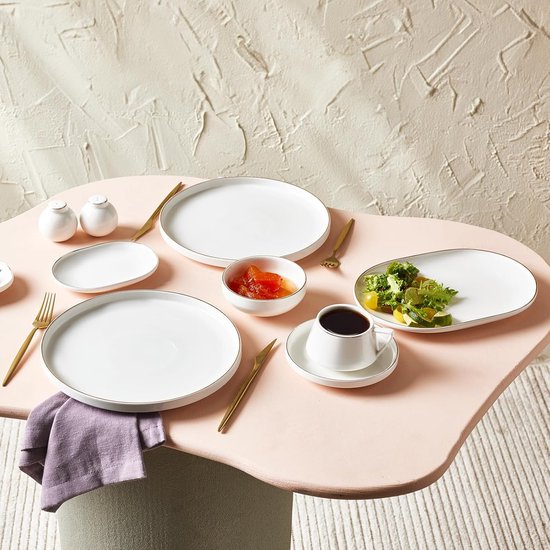 Een Groot Eetservies Van Wit Porselein Met Een Kobaltblauwe Rand En Vergulde Details Oren Met Korenaarmotief Onderaan Gemerkt Een Groot Eetservies Van Wit Porselein Met Een Kobaltblauwe Rand En Vergulde Details Oren Met Korenaarmotief Onderaan Gemerkt