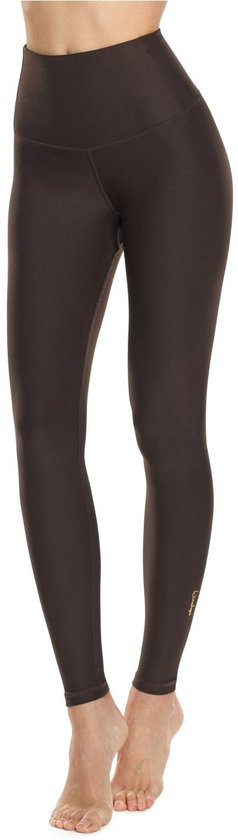 Vrouw in een bruine, hoge taille legging met een gouden logo op de enkel.
