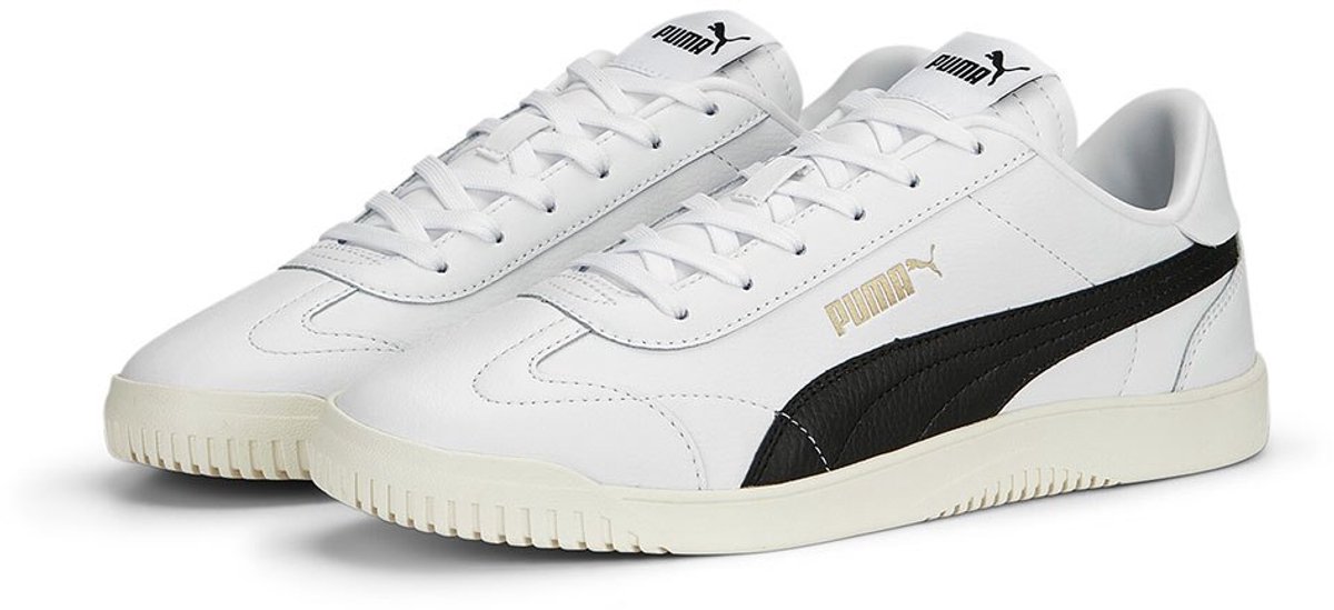 Witte Puma Club 5v5 voetbalschoenen met zwart logo en gecoat leren bovenwerk, EU maat 40 voor man en vrouw.