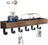 Houten wandplank met 5 haken, met sleutels, een bril en decoraties.