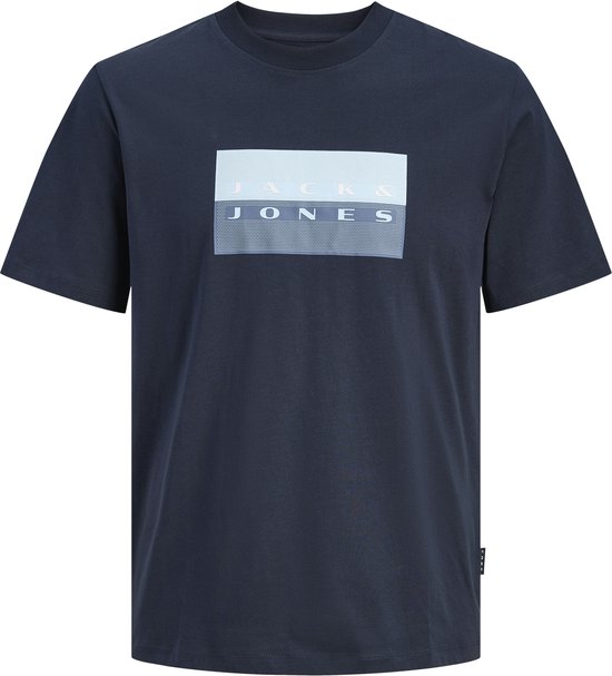 Donkerblauw T-shirt met een rechthoekige print van "JACK & JONES" in lichtblauw en grijs.
