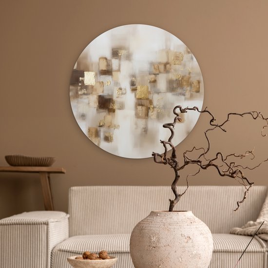 Abstracte muurcirkel met bruine en gouden vierkanten, hangend aan een bruine muur boven een gestreepte bank.