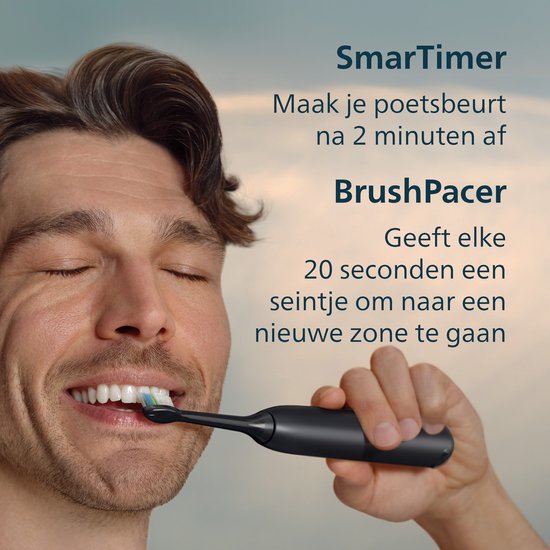 Man met gesloten ogen genietend van het poetsen met een zwarte Philips Sonicare tandenborstel.