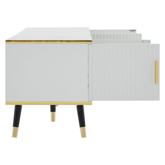 Zijaanzicht van de witte tv-kast met marmerlook blad, gouden handgrepen en zwarte poten met gouden details.