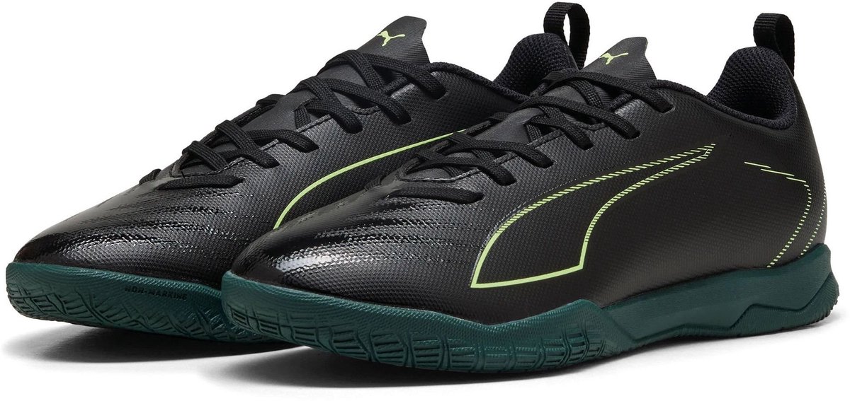 Zwarte Puma Ultra 6 Play zaalvoetbalschoenen voor junioren met vetersluiting en flexibele rubberen zool.