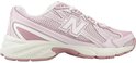 Roze New Balance sneaker met witte 'N' logo en beige accenten.