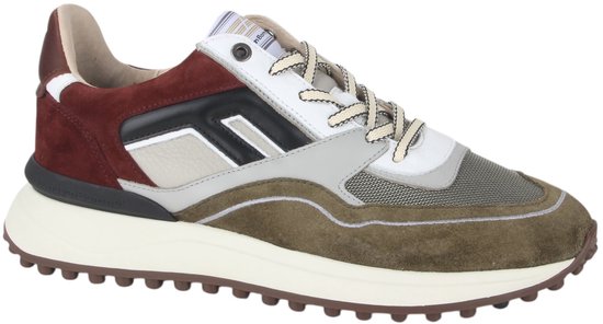 Lage sneaker in olijfgroen en bordeauxrood met witte veters en een zool met noppen.