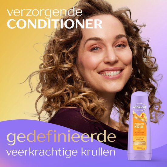 Vrouw met krullend haar glimlacht, met een flesje Andrélon Perfecte Krul conditioner.