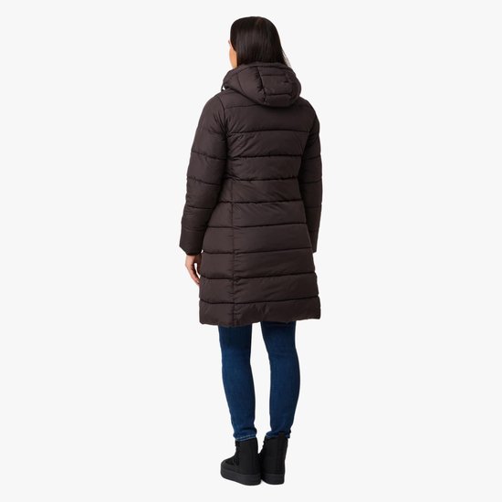 Achteraanzicht van het model in een bruine, gewatteerde winterjas met capuchon.