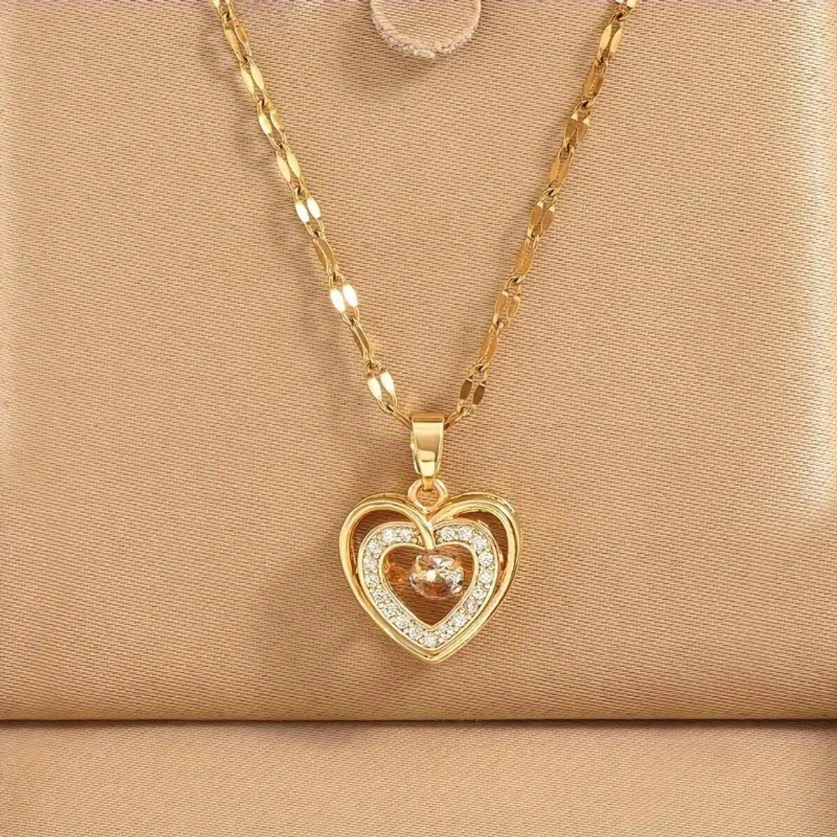Sjika - Goudkleurige Hartjesketting met Zirkonia – Dubbel Hart Hanger – Perfect Cadeau voor Haar