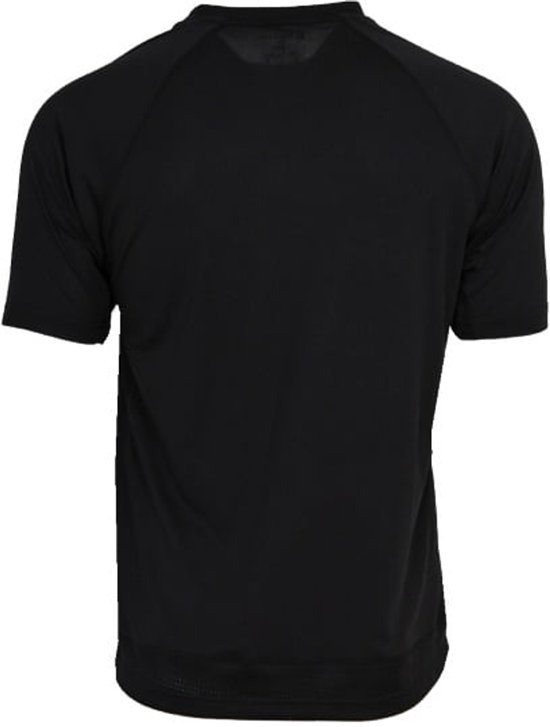 Achterkant van een zwart herensportshirt met korte mouwen.