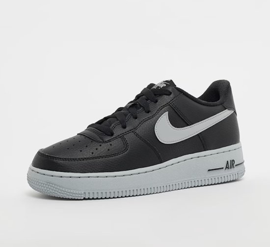 Sneaker Nike Air Force 1 en cuir noir avec semelle grise et swoosh argenté, vue de côté.