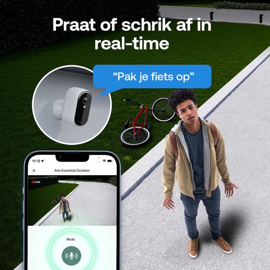 Man met rugzak bij gevallen fiets, Arlo camera spreekt 'Pak je fiets op', smartphone toont live beelden.