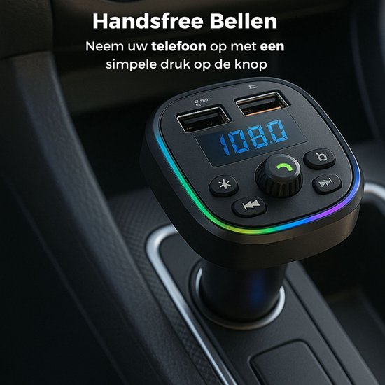 Émetteur de voiture noir avec éclairage de bordure RVB, placé dans la console centrale d'une voiture, prêt pour les appels mains libres.
