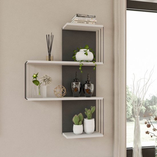 Een witte wandplank met antraciet achterpaneel, versierd met decoraties zoals planten en vazen.