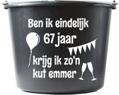 Cadeau emmer – 12 liter – zwart – verjaardag – Kado – met tekst: Ben ik eindelijk 67 jaar krijg ik zon kut emmer