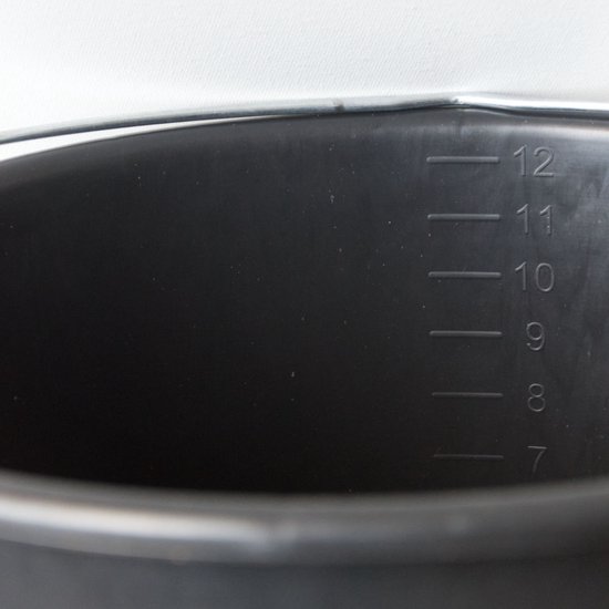 Detail van zwarte emmer met maatstreepjes van 7 tot 12 liter.