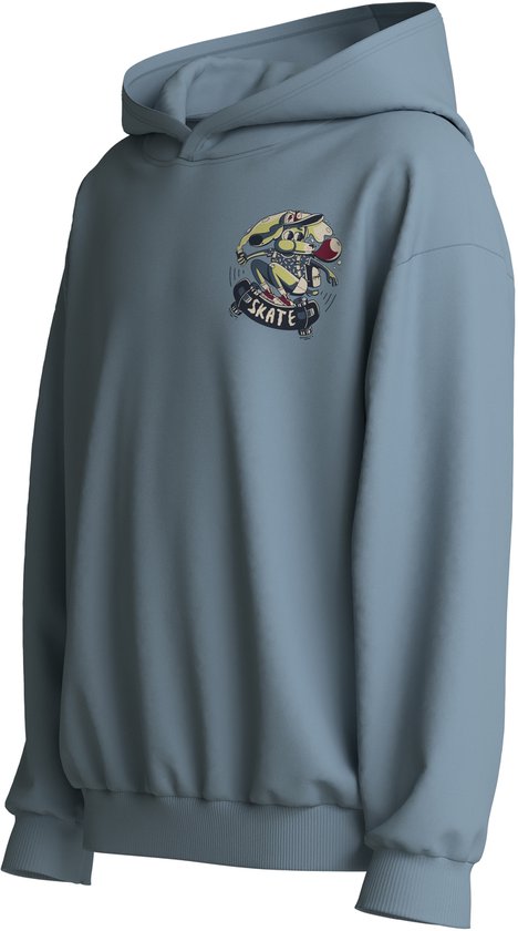 Lichtblauwe hoodie met opdruk van een skeelerende skelet op de borst, zijaanzicht