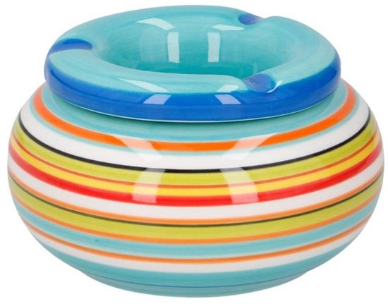 Keramische asbak met horizontale strepen in geel, oranje, rood, groen, blauw en wit. Turquoise bovenkant met blauwe rand.