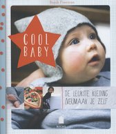 Een baby met een grijze muts kijkt naar de zijkant. Oranje ster met 'COOL BABY'. Kleine foto's van babyvoetjes en een taart.