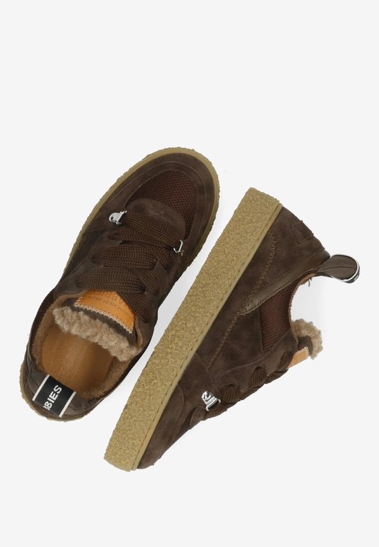 Paar donkerbruine suède sneakers met bontvoering, zichtbaar logo op de tong en veter details.