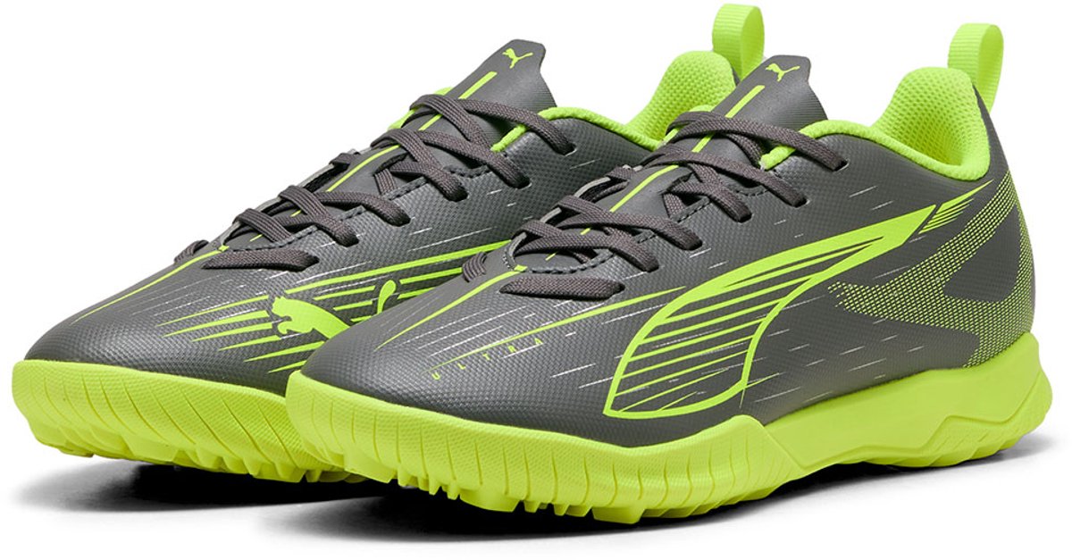 Lichtgewicht grijze Puma Ultra 5 Play TT voetbalschoenen met neon gele accenten en synthetisch bovenwerk.