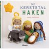 Boekcover met gehaakte kerststal figuren: engel, ezel, Jozef, Maria en baby Jezus, met gele ster.