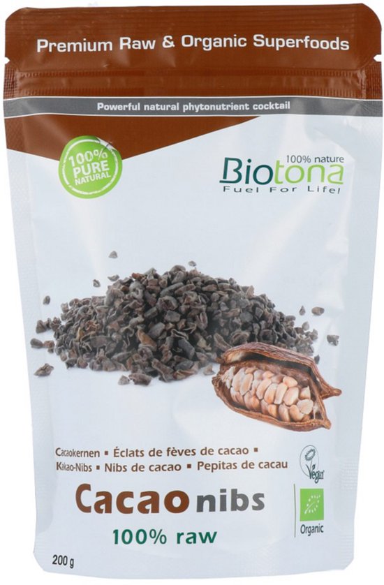 Voorzijde van Biotona Cacao nibs zakje met logo's voor vegan en biologisch, met afbeelding van cacaobonen.