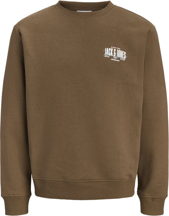 Bruine trui met ronde hals, geribbelde boorden en wit Jack & Jones logo op de linkerborst.