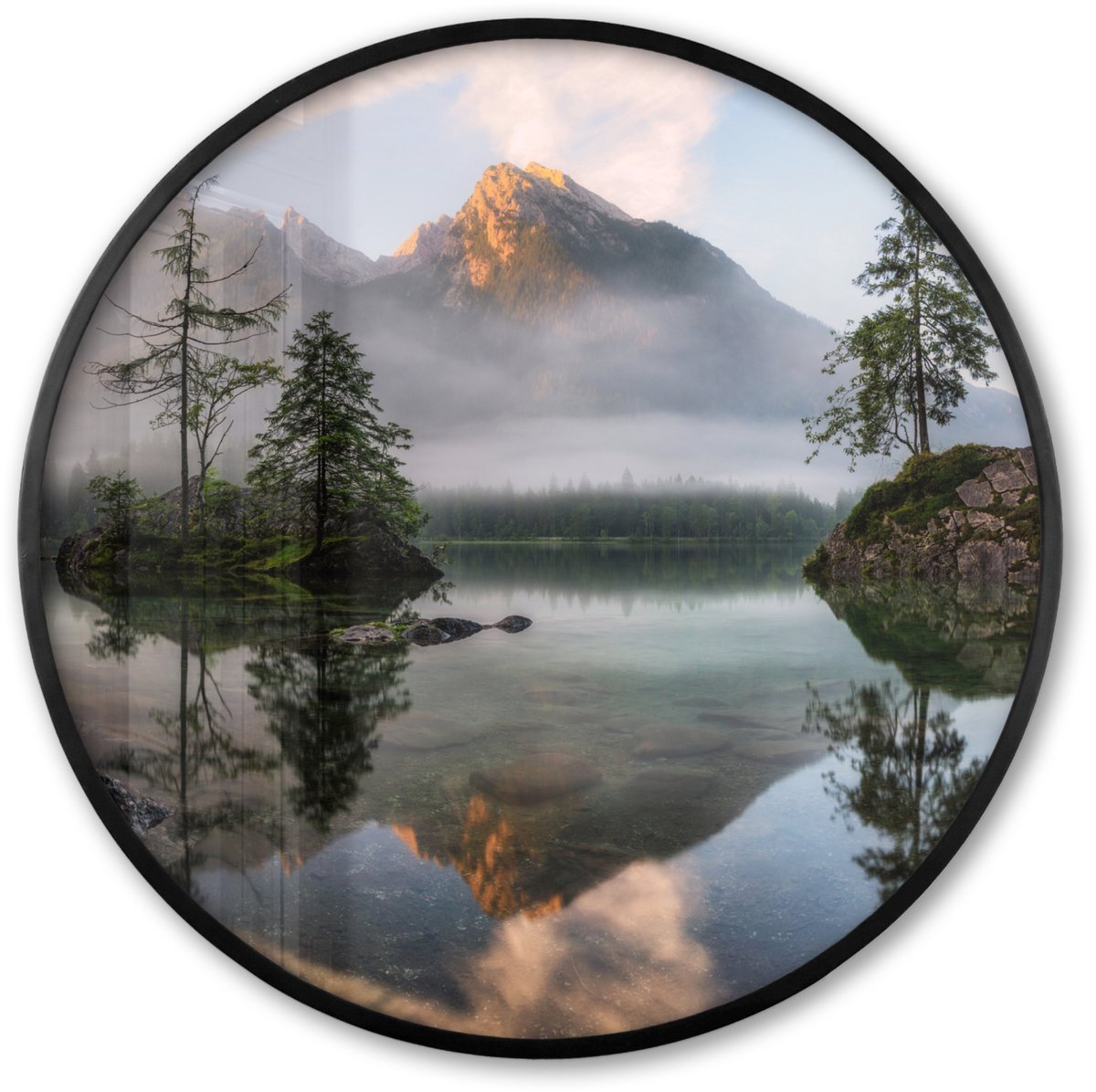FrameYourWall Poster in lijst Rond - Fotolijst 60x60 cm - Posters - Water - Landschap - Berg - Bomen - Ronde posterlijst zwart - Decoratie - Wanddecoratie woonkamer - Muurdecoratie slaapkamer Bergen - Water