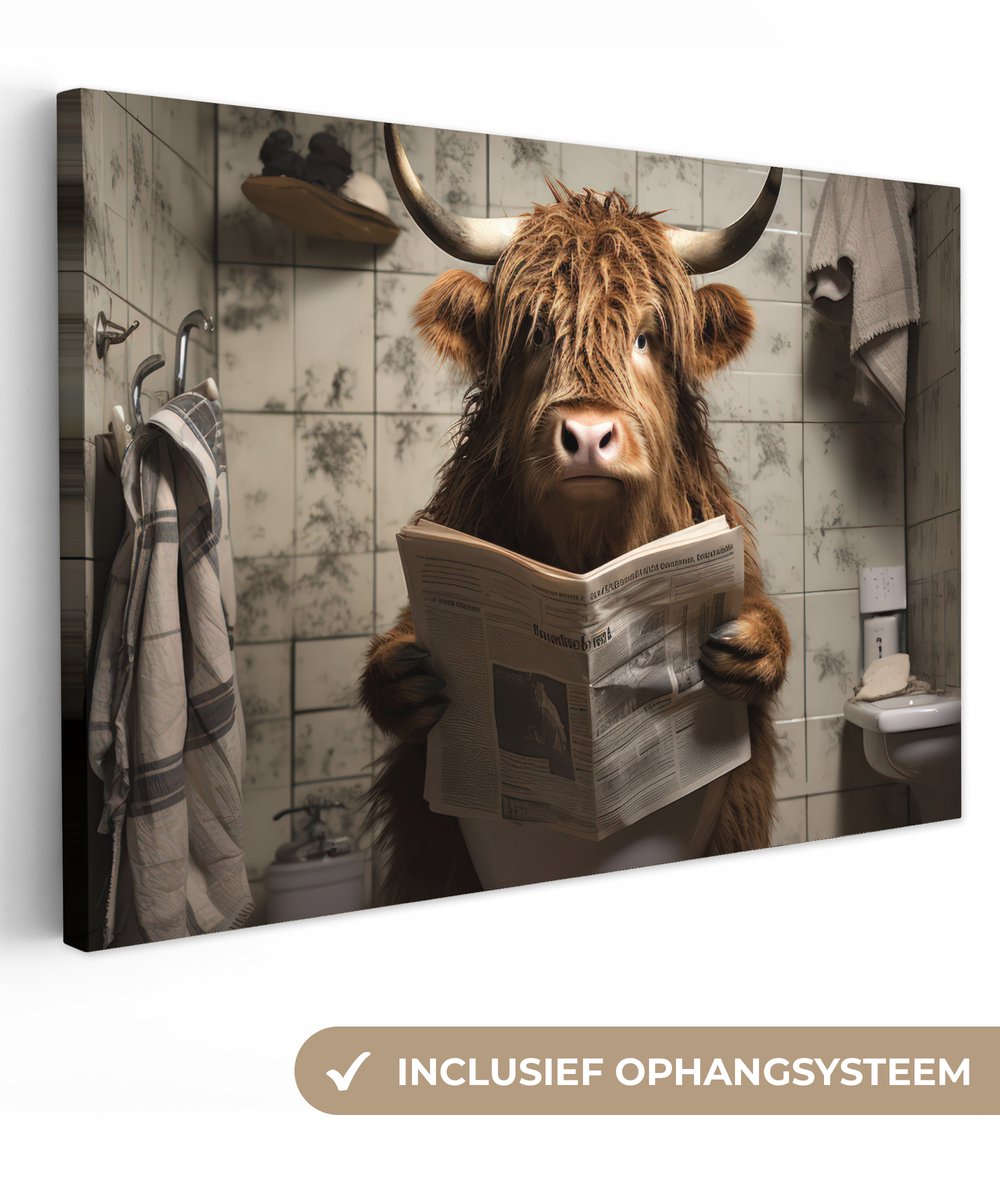 Canvas schilderij 120x80 cm - Exclusieve wanddecoratie Schotse hooglander - Toilet - Krant