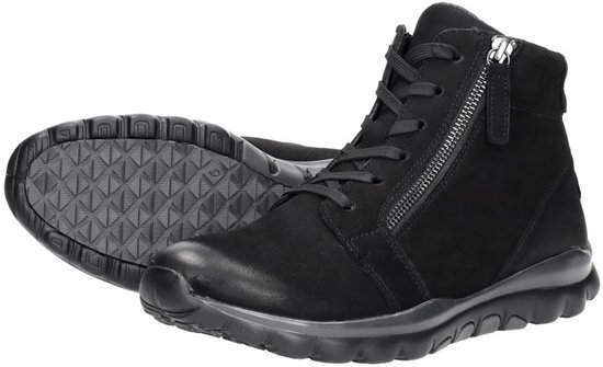 Zwarte hoge veterschoen met rits aan de zijkant, veters en de onderkant van de zool.