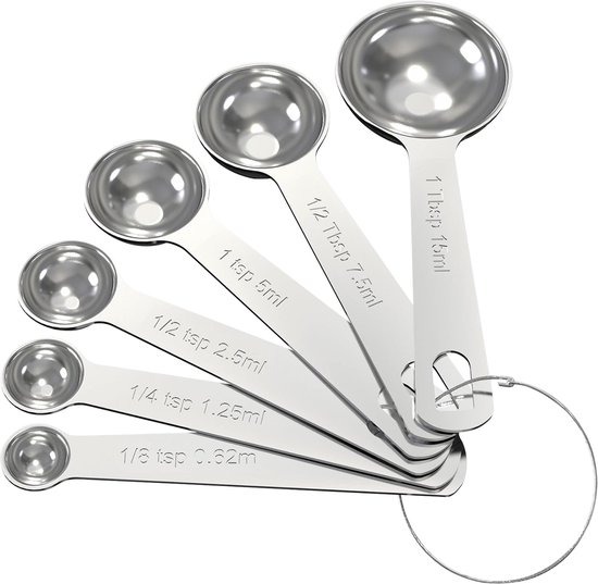 Een set van zes zilverkleurige roestvrijstalen maatlepels op een ring.