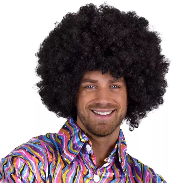 Man met grote zwarte afro pruik en kleurrijk disco shirt.