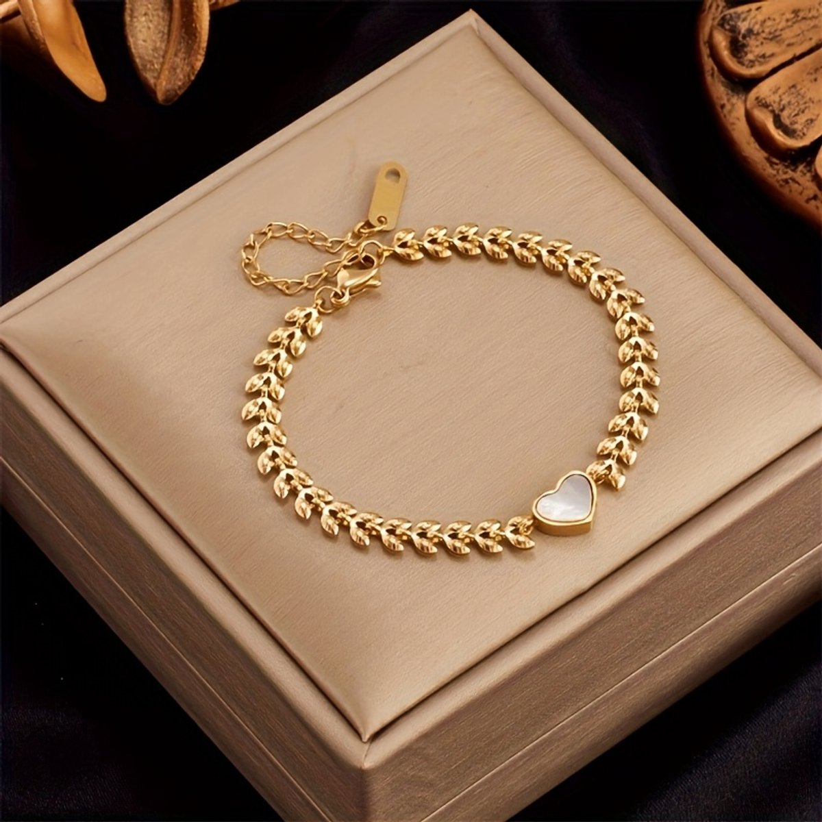 Sjika - Gold plated armband met hart hanger – Luxe damesarmband met parelmoer accent – Elegant & stijlvol design – Perfect cadeau voor haar