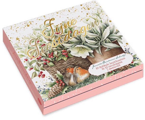 Roze kerstkaartenmapje met voorop een kaart met witte kerstrozen, groen blad en twee roodborstjes. Gouden tekst 'Fijne Feestdagen'.