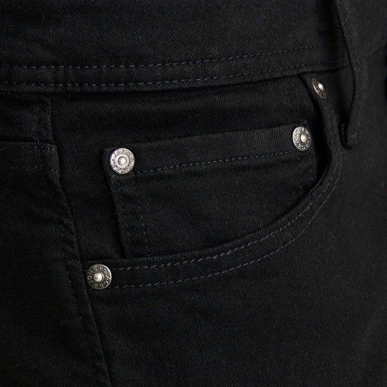 Detail van de zakken van een zwarte jeans met knopen.