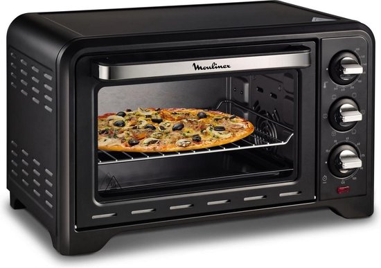 Zwarte mini-oven met de naam Moulinex. Binnenin is een pizza met kaas en toppings zichtbaar.
