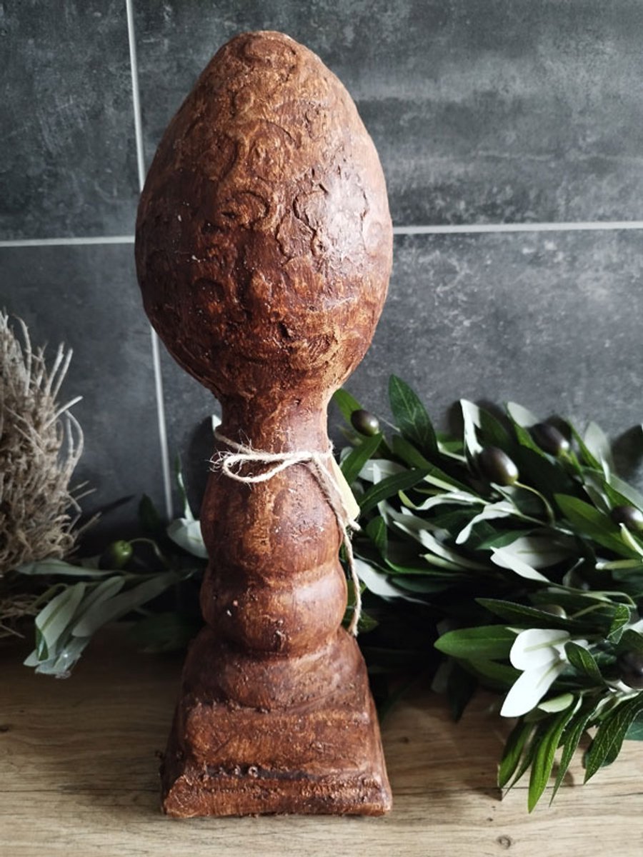 Egg on stand beeld