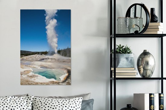 Un geyser actif avec des roches blanches dans le parc national de Yellowstone sur toile 60x90 cm - Tirage photo sur toile (Décoration murale salon / chambre)