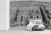 Behang - Fotobehang Tempel van Aboe Simbel in Nubia Aswan Egypte in zwart-wit - Breedte 420 cm x hoogte 280 cm