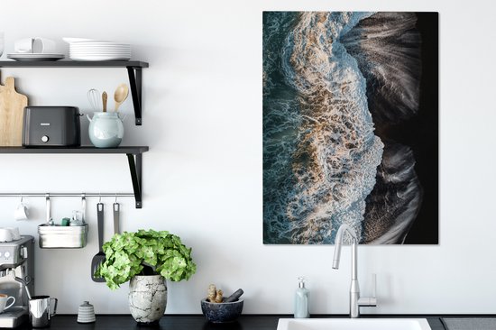 Photo aérienne d'une plage de sable noir avec des vagues saisissantes 60x80 cm - Tirage photo sur toile (Décoration murale salon / chambre) / Mer et plage