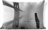 Buitenkussens - Tuin - Mist bedekt de Brooklyn Brug in New York in zwart-wit - 60x40 cm