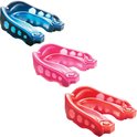Drie mondbeschermers: blauw, roze en rood, met hexagonale openingen.