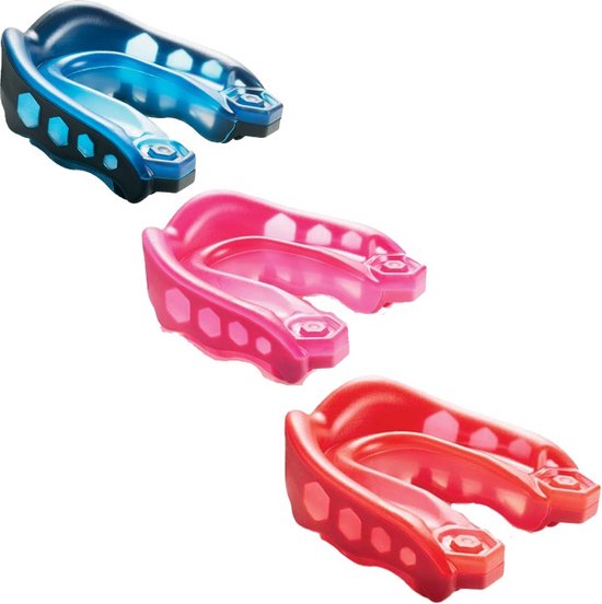 Drie mondbeschermers: blauw, roze en rood, met hexagonale openingen.
