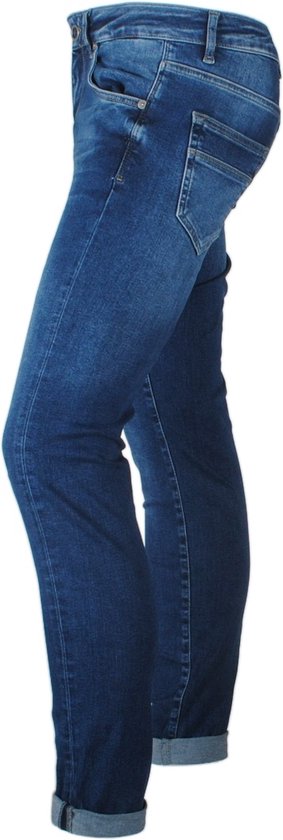 Zijzicht van een donkerblauwe Cars Jeans spijkerbroek met omgerolde broekspijpen.