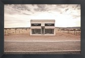 JUNIQE - Poster in houten lijst Prada Marfa -40x60 /Bruin & Ivoor