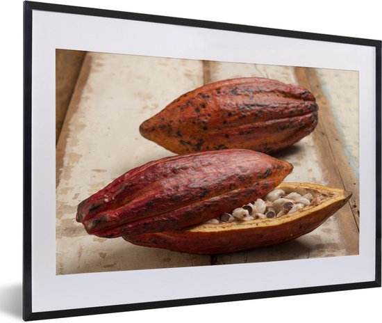 Fotolijst incl. Poster - Tropische peulenschil van cacaoboon op houten tafel - 60x40 cm - Posterlijst
